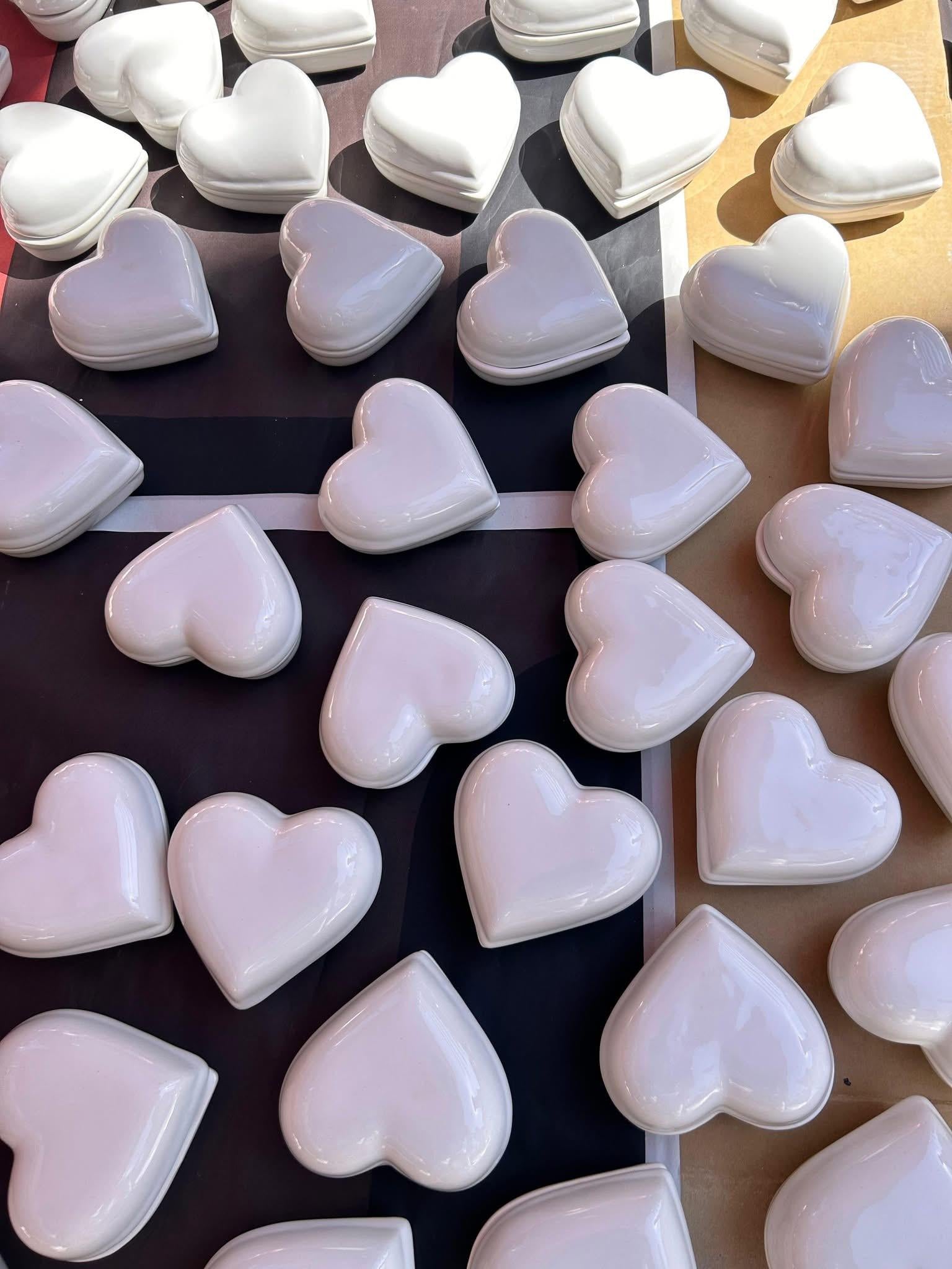 Small heart-shaped ceramic jewelry boxes.These charming boxes are perfect for storing rings, earrings, or tiny treasures, adding an elegant and romantic touch to any space. Ideal for gifting or as a personal keepsake.