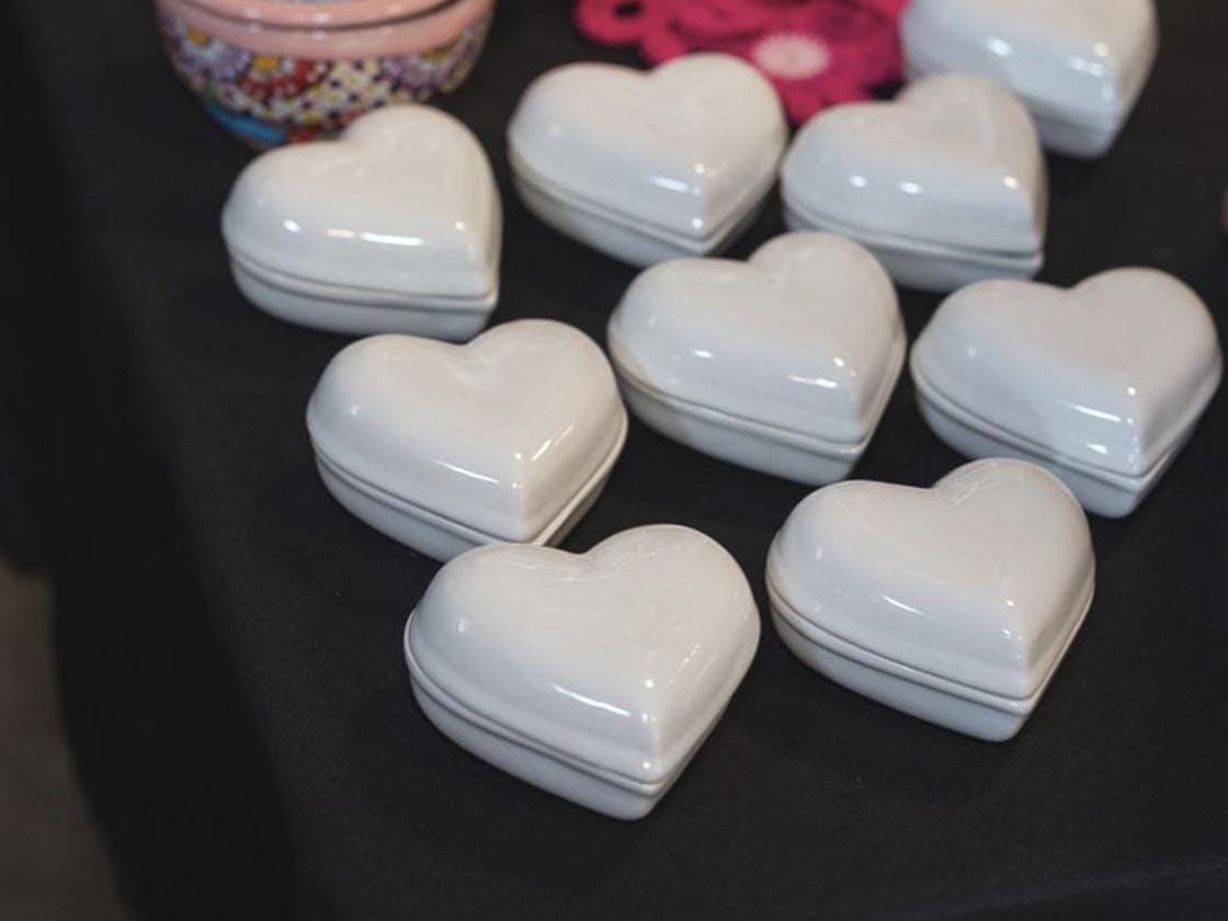 White Heart Shaped Ceramic Jewelry Box//Mexican Pottery, Jewelry Box with Lid, Mothers Day Gift, Decor Gift, Wedding Gift, Elegant Gift
