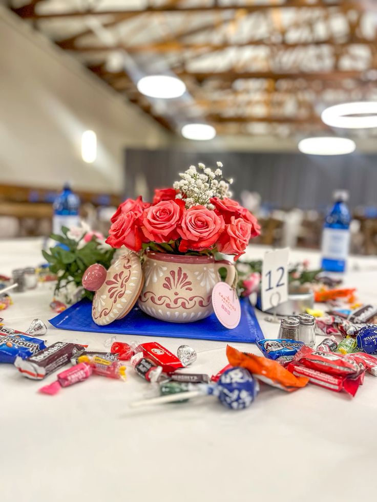 ✨ Event Centerpiece Idea
White ceramic sugar bowl with roses for a perfect touch of elegance and charm! 🌹
 Ideal for weddings, parties, or any special occasion. 💖