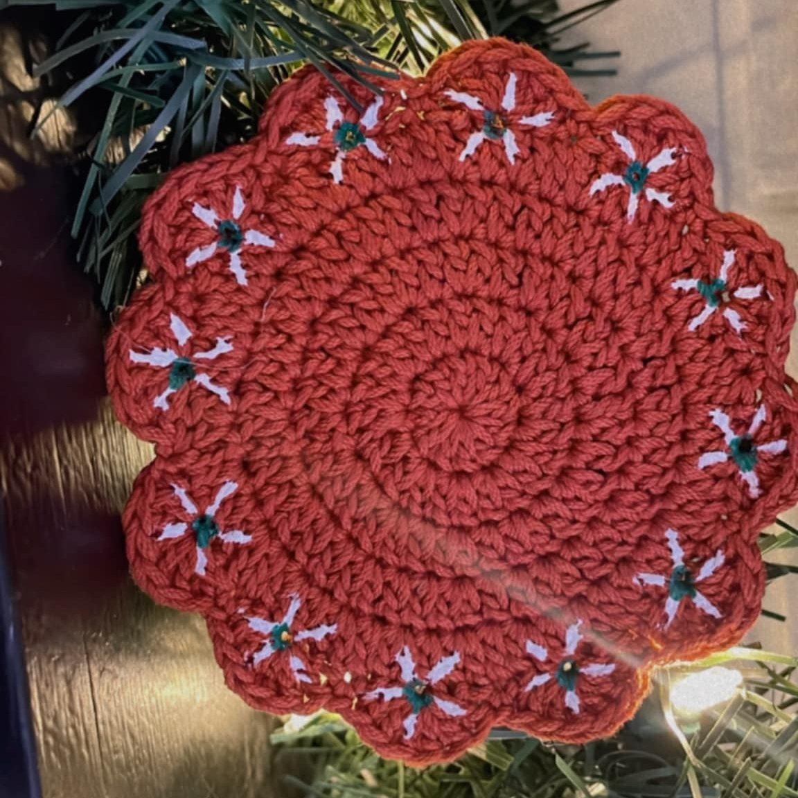 Close up shot of our Mexican Barro Style crochet coasters, The intricate design and warm, earthy tones capture the beauty of traditional barro pottery, with the rich texture of 100% cotton. This image highlights the gorgeous detailing and how the coaster can add a pop of culture and color to any coffee table, kitchen or fiesta! ✨🎉🍓
