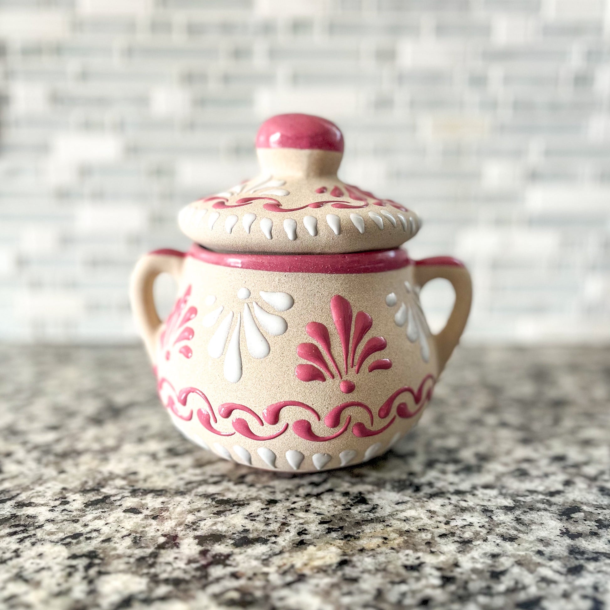 This high-quality pink ceramic sugar bowl/jar is handcrafted in Mexico. Its beautiful pink and white ceramic design adds a lovely touch to any kitchen or space. Perfect for storing sugar, spices, or small treasures. ✨